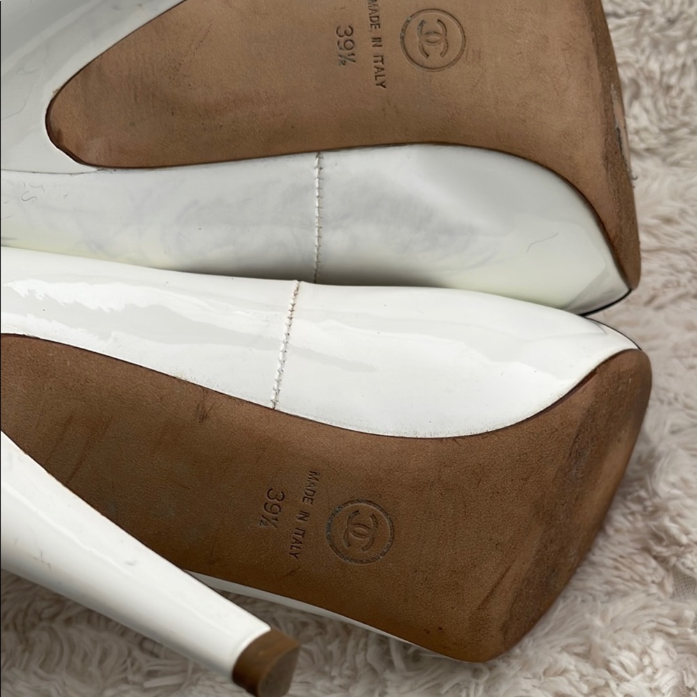 CHANEL White Patent Leather Pumps with Black Cap Toe - Picture 5 of 8